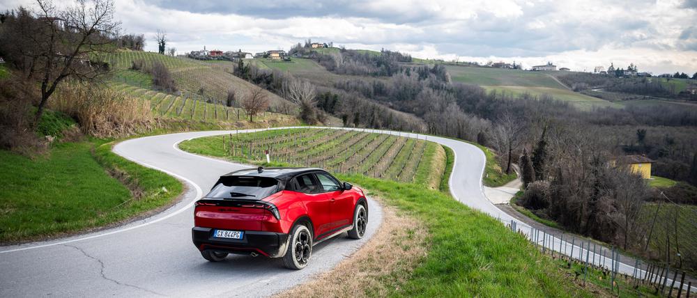 Optisch gibt sich der Alfa Romeo Junior Ibrida Q4 betont sportlich, mit strömungsgünstigem Heck und „GT-Schulter“.