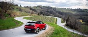 Optisch gibt sich der Alfa Romeo Junior Ibrida Q4 betont sportlich, mit strömungsgünstigem Heck und „GT-Schulter“.