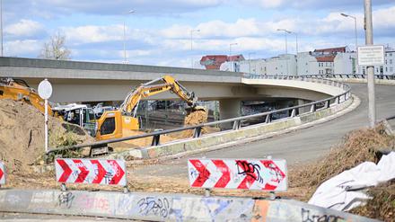Derzeit das prominenteste Beispiel für den dringenden Sanierungsbedarf der Berliner Infrastruktur: Die A100-Autobahnbrücke. (Archivbild)
