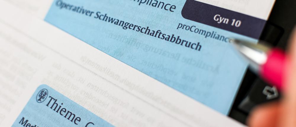 Eine Frauenärztin hat die Formulare für einen Schwangerschaftsabbruch vor sich liegen. 