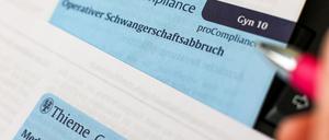 Eine Frauenärztin hat die Formulare für einen Schwangerschaftsabbruch vor sich liegen. 