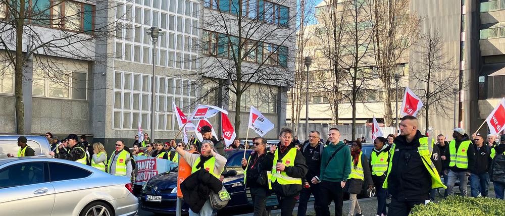 Verdi sprach von 650 bis 700 Demonstrantinnen und Demonstranten.