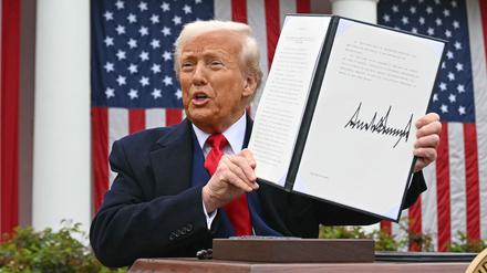  „Make America Wealthy Again“ – zumindest US-Präsident Donald Trump verspricht sich das mit einer Reihe umstrittener Zollankündigungen.