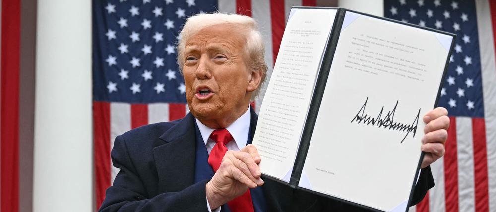 Trump mit dem Dekret zu den Zollerhöhungen im Rosengarten des Weißen Hauses. 
