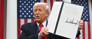 Trump mit dem Dekret zu den Zollerhöhungen im Rosengarten des Weißen Hauses. 