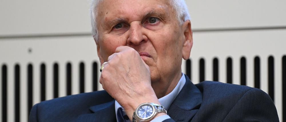 Das Verfahren gegen Ex-DFB-Boss Theo Zwanziger ist noch nicht eingestellt worden.