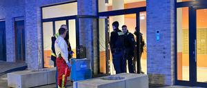 Einsatz- und Rettungskräfte stehen in Marzahn vor einem Haus, in dem ein 59-Jähriger getötet wurde. (Archivbild) 