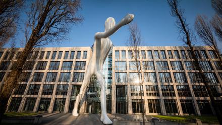 Die Zentrale der Rückversicherung Munich Re. Ihre Fachleute haben die weltweite Entwicklung der Cyberkriminalität im Blick. (Archivbild)