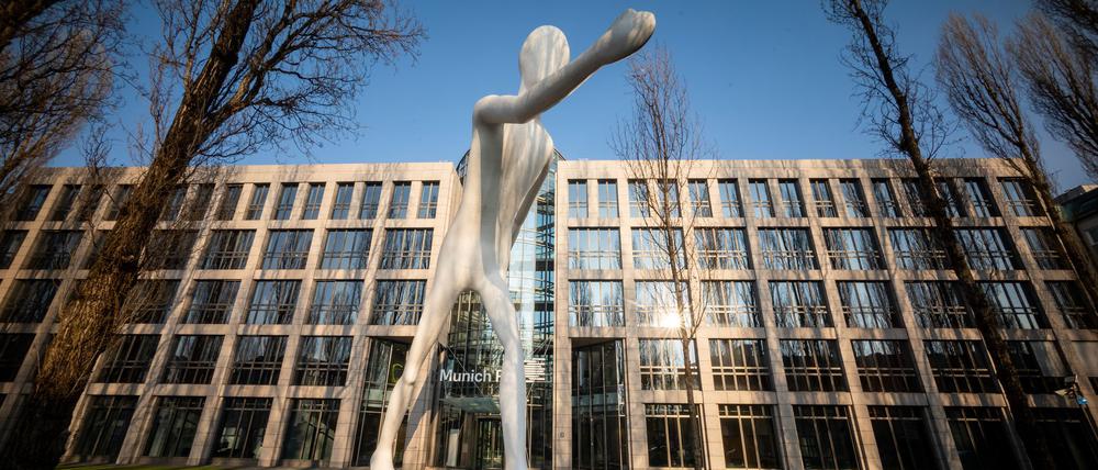 Die Zentrale der Rückversicherung Munich Re. Ihre Fachleute haben die weltweite Entwicklung der Cyberkriminalität im Blick. (Archivbild)