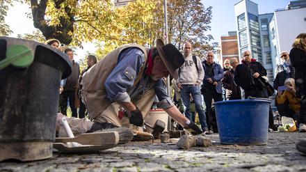 Verlegung von Stolpersteinen in Berlin (Symbolbild). 
