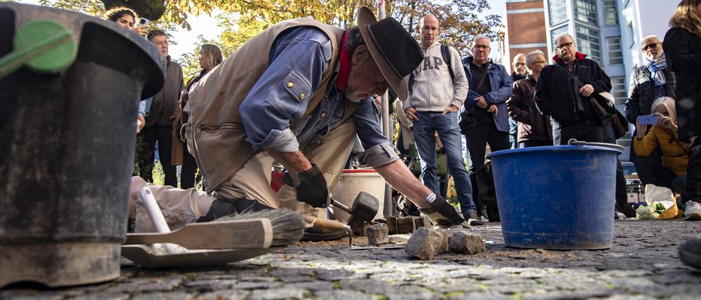 Verlegung von Stolpersteinen in Berlin (Symbolbild). 
