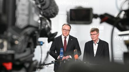 Thüringens Ministerpräsident Mario Voigt und IHK-Vertreter Ralf-Uwe Bauer richten Forderungen an die künftige Bundesregierung. 
