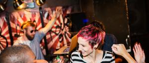 Young hip people dancing on a Berlin party. (Symbolbild)