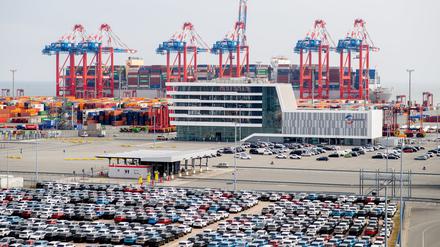 Wilhelmshaven: Das Containerschiff «OOCL Zeebrugge» liegt am Terminal von Eurogate auf dem JadeWeserPort an der Kaimauer und wird entladen. 