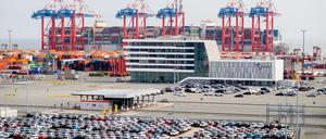 Wilhelmshaven: Das Containerschiff «OOCL Zeebrugge» liegt am Terminal von Eurogate auf dem JadeWeserPort an der Kaimauer und wird entladen. 