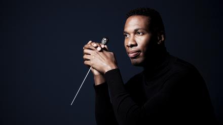 Der Dirigent Roderick Cox