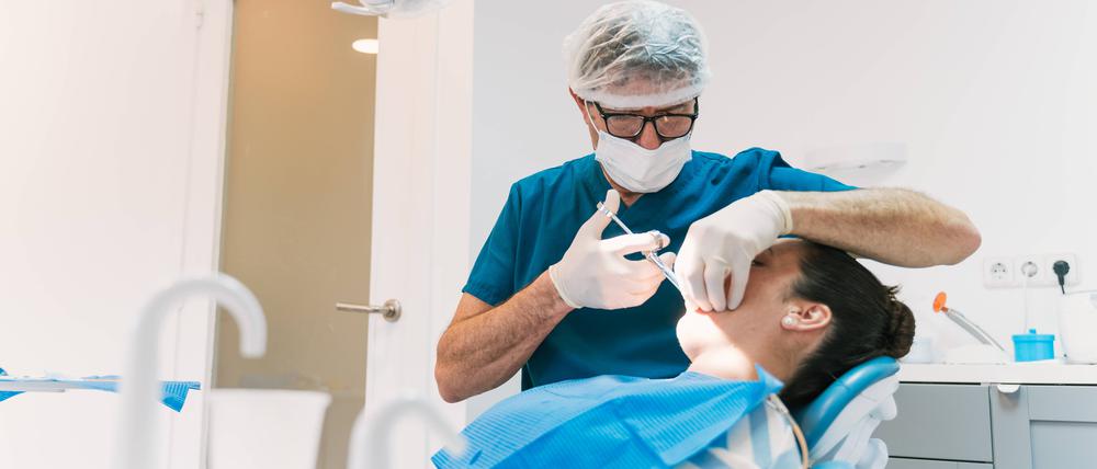 Ein Zahnarzt untersucht eine Patientin (Symbolbild).