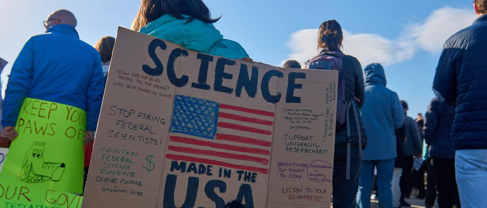 Auf der „Stand-Up for Science“ Demonstration in Washington protestierten Tausende gegen die Kürzungen der Trump-Regierung im Wissenschaftsbetrieb der USA.