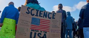 Auf der „Stand-Up for Science“ Demonstration in Washington protestierten Tausende gegen die Kürzungen der Trump-Regierung im Wissenschaftsbetrieb der USA. 