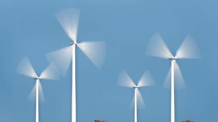 Schnell drehen sich die Rotoren der Windräder 