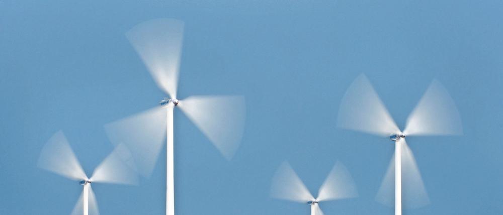 Schnell drehen sich die Rotoren der Windräder