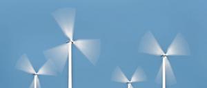 Schnell drehen sich die Rotoren der Windräder 