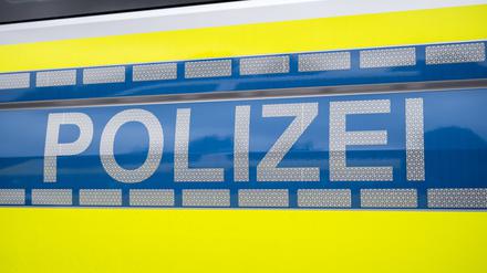Der Schriftzug „Polizei“ steht auf einem Einsatzfahrzeug. (Symbolbild)