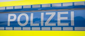 Der Schriftzug „Polizei“ steht auf einem Einsatzfahrzeug. (Symbolbild)