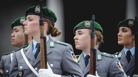 Symbolbild zum Thema Frauen in den Streitkraeften. Aufgenommen im Rahmen eines Empfangs im Bundesministerium der Verteidigung in Berlin, 28.10.2024. Berlin Deutschland *** Symbolic image on the topic of women in the armed forces Taken during a reception at the Federal Ministry of Defense in Berlin, 28 10 2024 Berlin Germany Copyright: xJulianexSonntagx