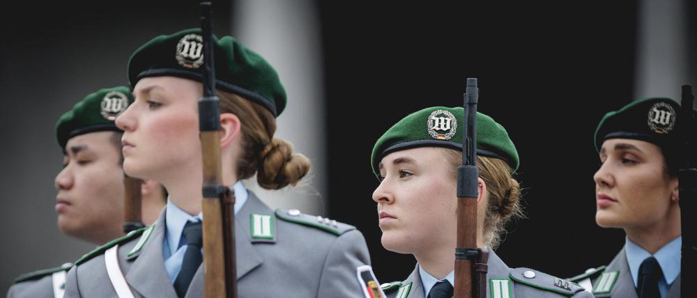 Bundeswehrsoldatinnen bei einem Empfang im Bundesministerium der Verteidigung 2024.