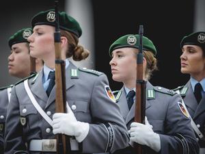 Symbolbild zum Thema Frauen in den Streitkraeften. Aufgenommen im Rahmen eines Empfangs im Bundesministerium der Verteidigung in Berlin, 28.10.2024. Berlin Deutschland *** Symbolic image on the topic of women in the armed forces Taken during a reception at the Federal Ministry of Defense in Berlin, 28 10 2024 Berlin Germany Copyright: xJulianexSonntagx