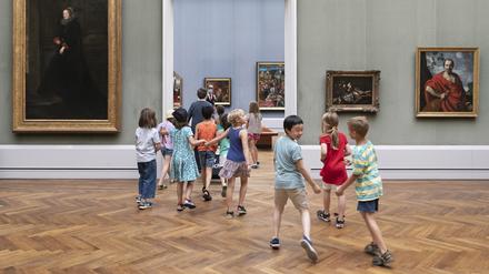 Kinder erkunden die Berliner Gemäldegalerie während eines Workshops.
