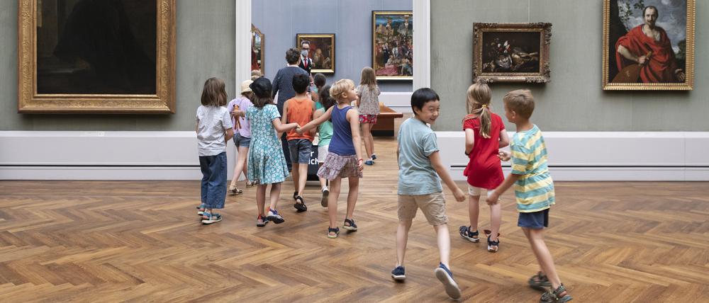 Kinder erkunden die Berliner Gemäldegalerie während eines Workshops.