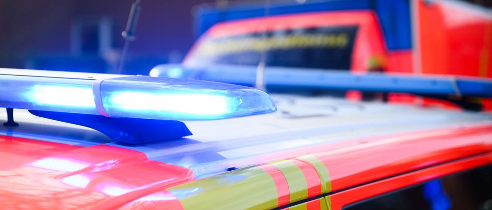 Blaulichter leuchten an einer Einsatzstelle auf einem Notarzt Fahrzeug und einem Rettungswagen. (Symbolbild)