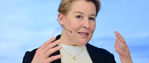 02.04.2025, Berlin: Franziska Giffey (SPD), Senatorin für Wirtschaft, Energie und Betriebe vob Berlin, spricht während der Bilanz-Pressekonferenz der Berliner Energie und Wärme (BEW) im Heizkraftwerk Mitte. Foto: Sebastian Christoph Gollnow/dpa +++ dpa-Bildfunk +++