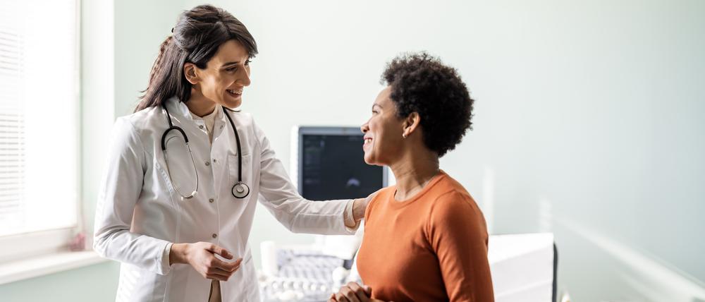 Eine Patientin im Gespräch mit einer Ärztin.