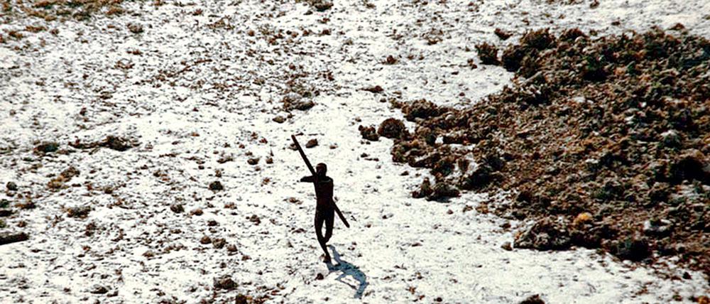Ein Bewohner der für Außenstehende verbotenen indischen Insel North Sentinel zielt mit Pfeil und Bogen. (Foto Archiv