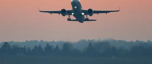 Berlins Regierender Bürgermeister Kai Wegner (CDU) wünscht sich mehr internationale Flugverbindungen ab dem Hauptstadtflughafen. (Archivbild) 