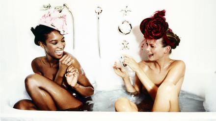 Spaß beim Bad. Naomi Cambell und Kate Moss fotografiert von Ellen von Unwerth 1996 in Paris.