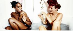 Spaß beim Bad. Naomi Cambell und Kate Moss fotografiert von Ellen von Unwerth 1996 in Paris.