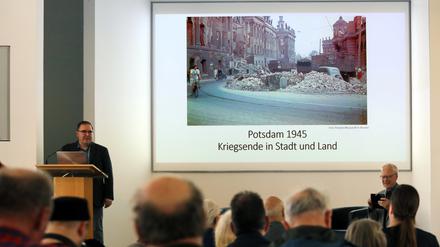 Potsdam 1945 – Kriegsende in Stadt und Land. Der Militärhistoriker Heiner Bröckermann führte am Mittwoch ins Thema ein und moderierte.