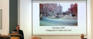 Potsdam 1945 – Kriegsende in Stadt und Land. Der Militärhistoriker Heiner Bröckermann führte am Mittwoch ins Thema ein und moderierte.
