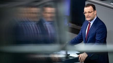 Jens Spahn (CDU) spricht während der Aktuellen Stunde in der Plenarsitzung im Deutschen Bundestag. Archivfoto von 2020. 