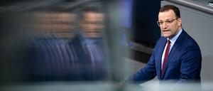 Jens Spahn (CDU) spricht während der Aktuellen Stunde in der Plenarsitzung im Deutschen Bundestag. Archivfoto von 2020. 