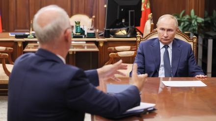 Russlands Präsident Wladimir Putin mit seinem US-Sondergesandten Kirill Dmitrijew