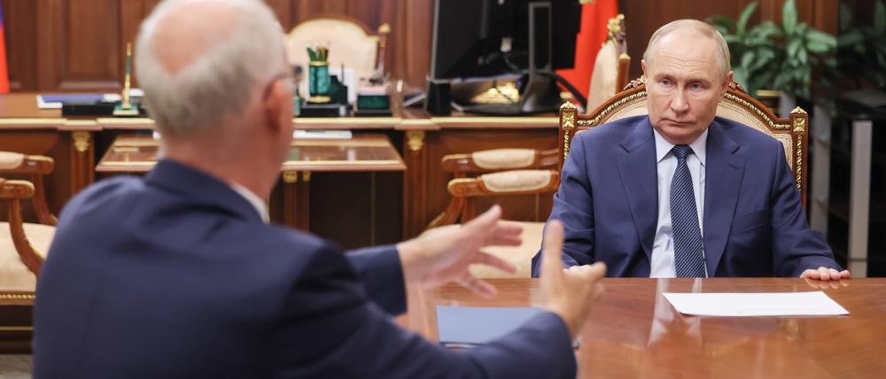 Russlands Präsident Wladimir Putin mit seinem US-Sondergesandten Kirill Dmitrijew