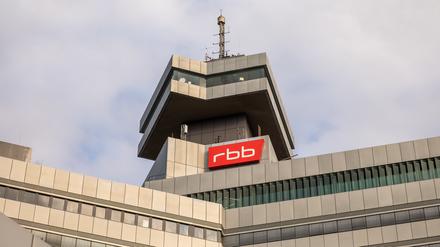 Ein Schild mit dem Logo des rbb hängt an dem Gebäude des Fernsehzentrums.