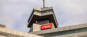 Ein Schild mit dem Logo des rbb hängt an dem Gebäude des Fernsehzentrums.