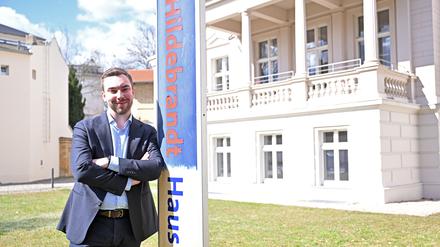 Kurt Fischer am Regine-Hildebrandt-Haus in Potsdam.