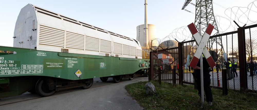 Das Castor-Zug passiert das Tor zum Gelände des Zwischenlagers.